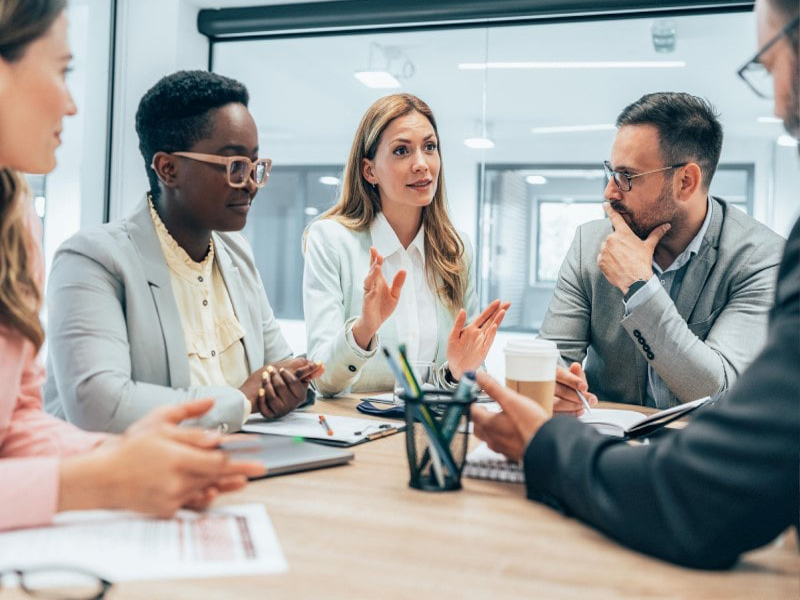 تأثیر رهبری بر رضایت و انگیزش کارکنان | راهکارهای عملی برای مدیران سازمان